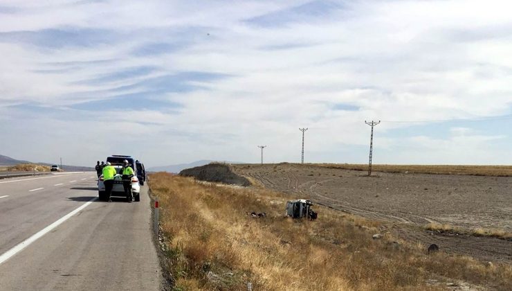 Hafif ticari araç takla attı: 1 ölü