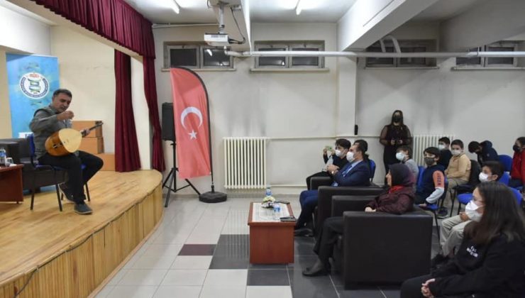 Halk müziği sanatçısı Erzincanlı, öğrencilerle bir araya geldi