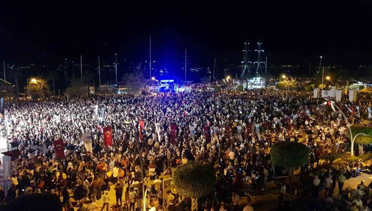 Haluk Levent ve Kızılordu Korosu, Fethiye’de Cumhuriyet marşlarını seslendirdi