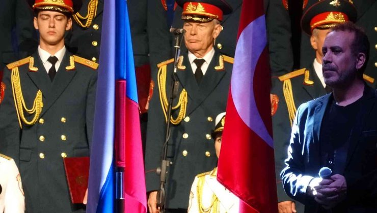 Haluk Levent ve Rus Kızılordu Korosu Bursa’da konser verdi
