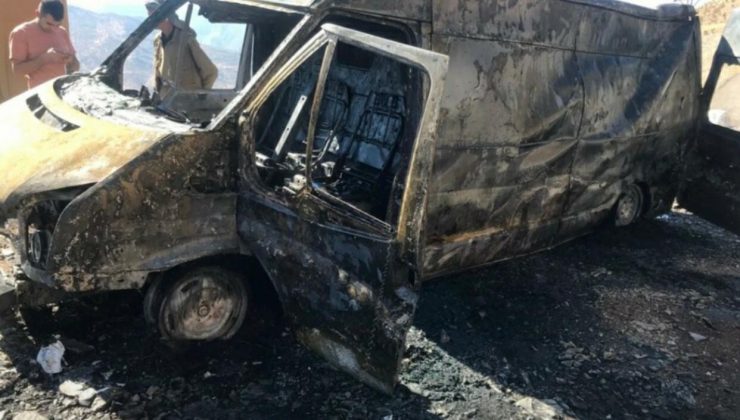 Harareti yükselen minibüs alev alev yandı