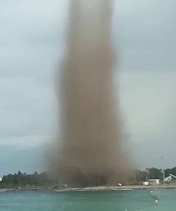 Hatay’da hortum kıyıdan kumu ve denizden suyu böyle çekti