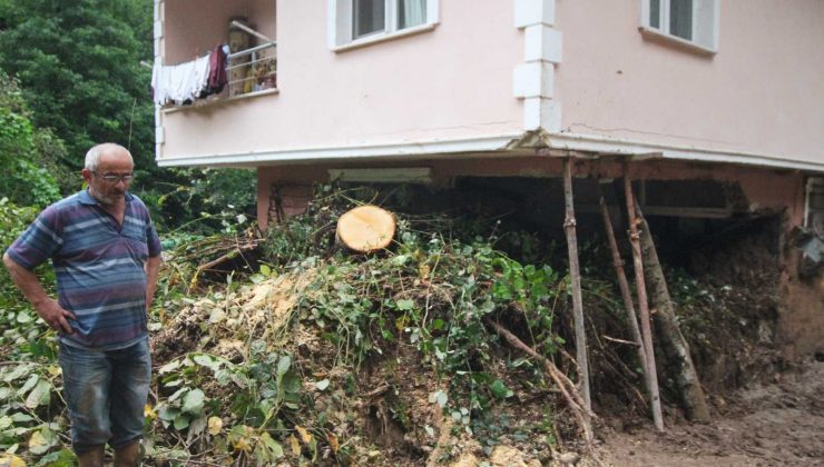 Heyelan nedeniyle evinin salonu toprakla doldu