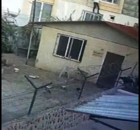 Hırsızlık için girdi, ev sahibine denk gelince aşağı atlayarak, kaçtı