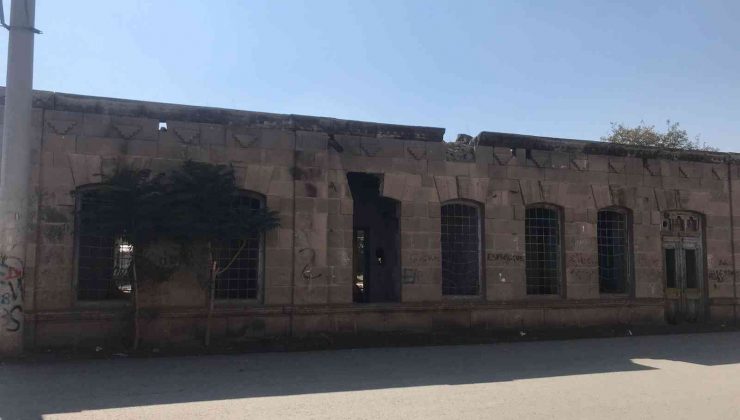 Iğdır’daki tarihi evler son demlerini yaşıyor