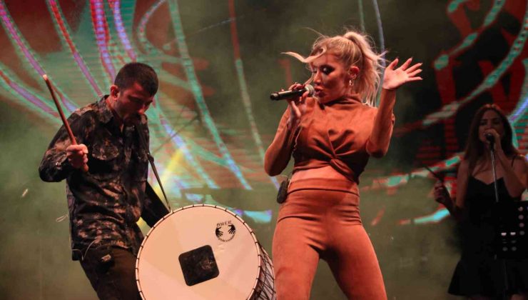 İrem Derici Mersinli sevenleriyle buluştu