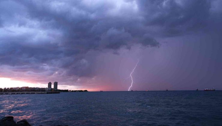 İskenderun Körfezi’nde gün batımında şimşekler görsel şölen oluşturdu