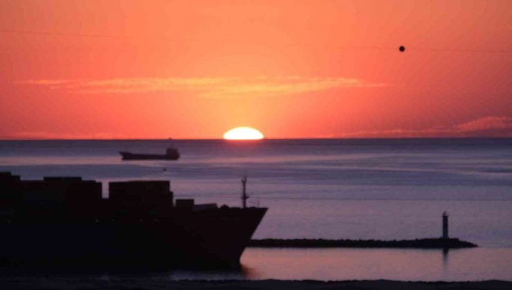 İskenderun Körfezi’nde kartpostallık gün batımı manzarası
