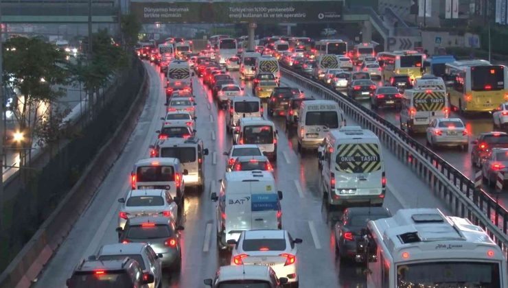 İstanbul’da haftanın ilk iş gününde yağmur, trafiği vurdu