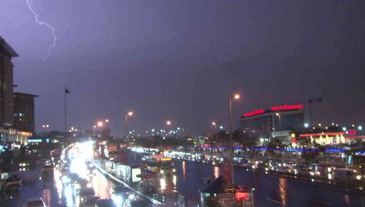 İstanbul’da sağanak yağış etkili oldu