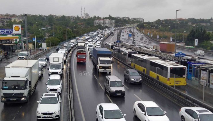 İstanbul’da yağışın etkisiyle trafik yoğunluğu arttı