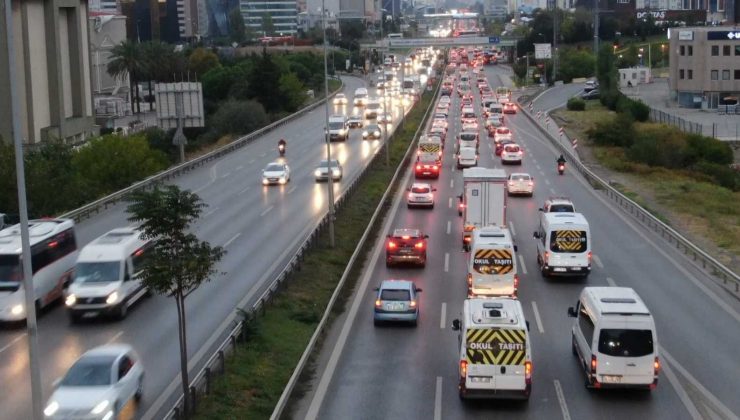 İstanbul’da yağmur sonrası trafik mesaisi