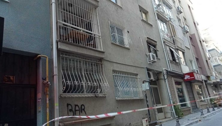 İzmir’de çatlaklar meydana gelen bina boşaltıldı