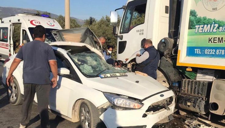 İzmir’de çöp kamyonu ile otomobil çarpıştı: 1 yaralı