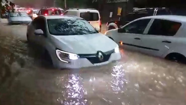 İzmir’i sağanak vurdu: Urla’da sokaklar göle döndü