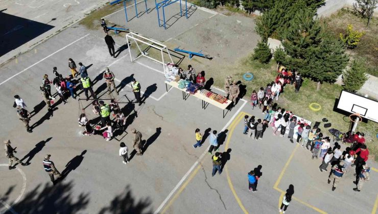 Jandarmadan çocuklara salıncak sürprizi