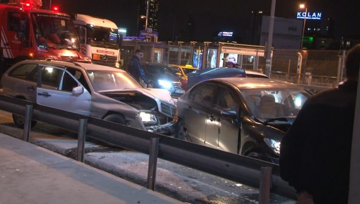 Kağıthane’de çekici bekleyen arızalı otomobile başka bir araç çarptı: 2 yaralı