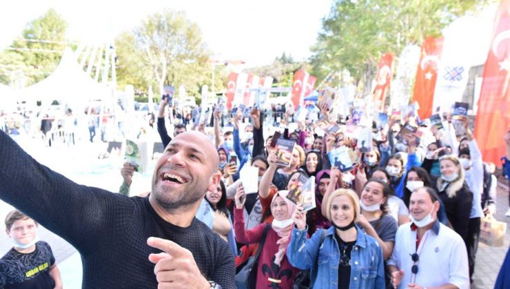Kahraman Tazeoğlu Altıeylül’de kitapseverler ile bir araya geldi
