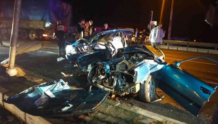 Kamyon ile çarpışan otomobil hurda yığınına döndü: 2 ağır yaralı