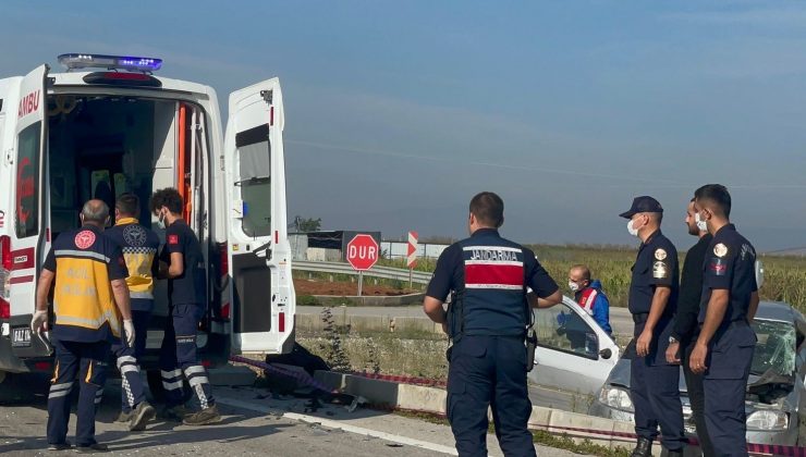 Kamyonet ile otomobil kavşakta çarpıştı