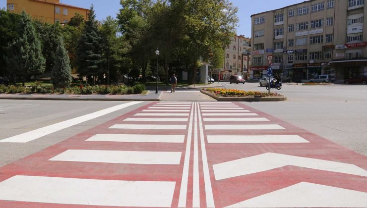 Karaman’da yol çizgisi ve yaya geçidi çalışması