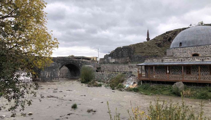 Kars’ta tarihi yerlerde sonbahar güzelliği