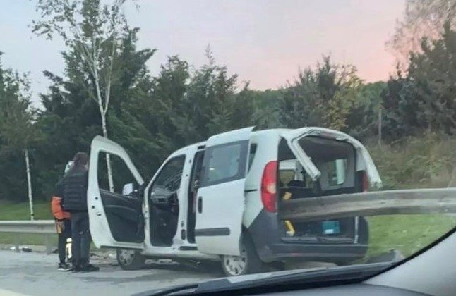 Kartal’da otomobil bariyerlere saplandı