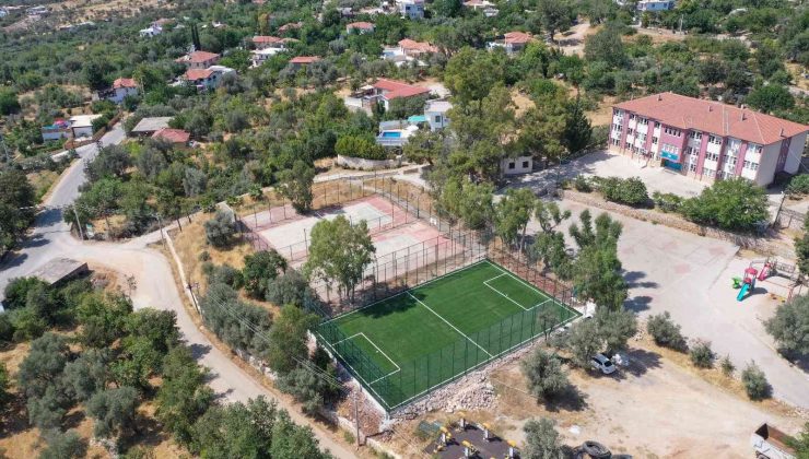 Kaş’ta halı sahalar tamamlandı, çevre düzenlemesi yapılacak