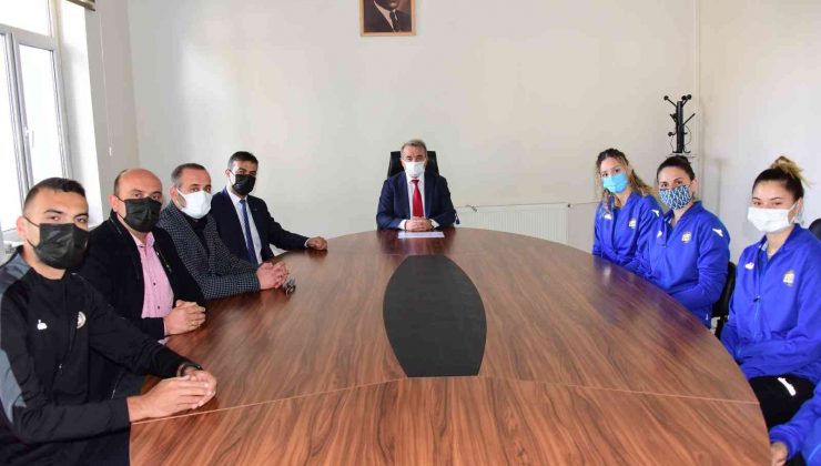 Kaymakam Öztürk’e voleybolculardan ziyaret