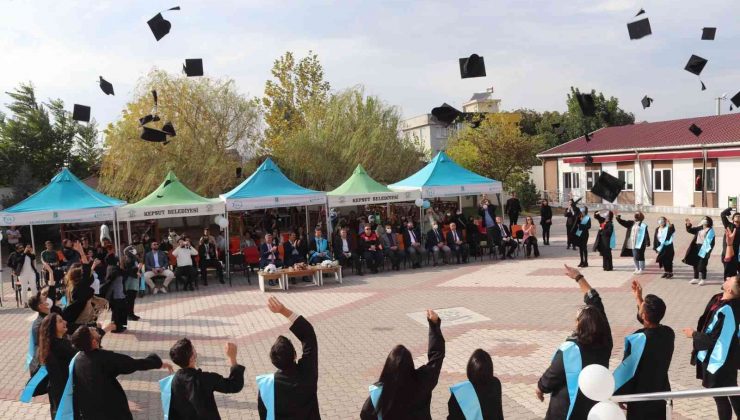 Kepsut MYO’da geç gelen mezuniyet sevinci