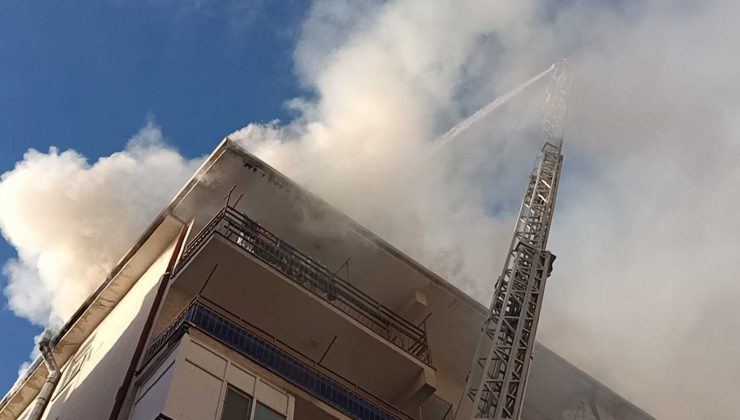 Kırşehir’de araç ve çatı yangınını itfaiye söndürdü