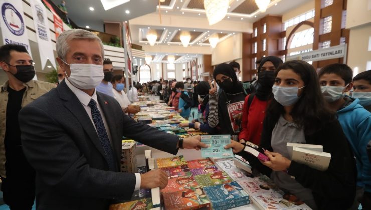 Kitap fuarını 9 günde 100 bini aşkın kişi ziyaret etti