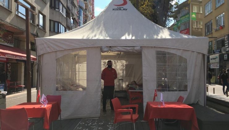 Kurduğu çadırda kan bağışlarını bekliyor