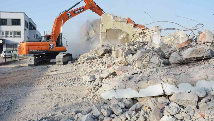 Kızıltepe’de 45 yıllık tribün yıktırıldı, yerine yenisi yapılıyor