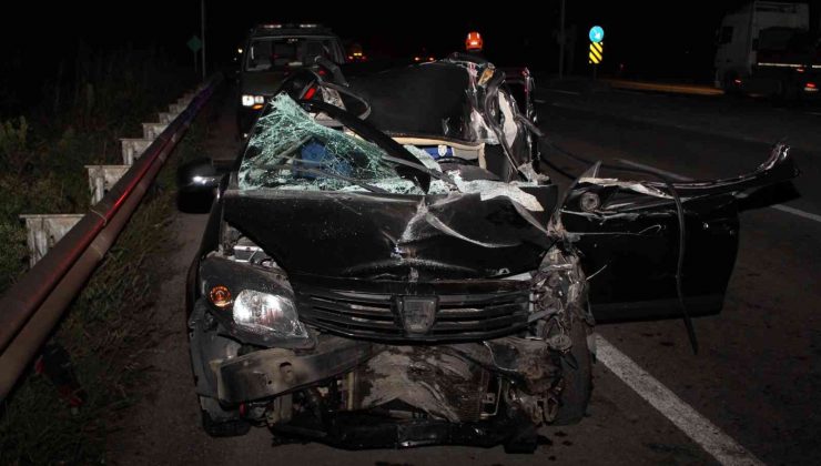 Kontrolden çıkan otomobil tıra ok gibi saplandı: 1 yaralı