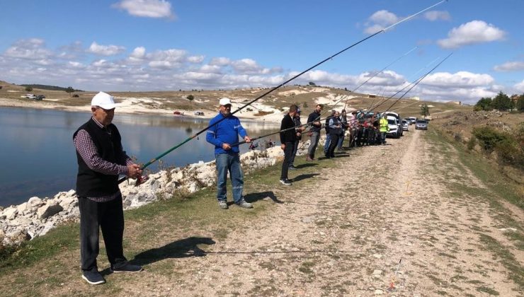 Köylüler protesto amaçlı karada balık tutma etkinliği düzenledi