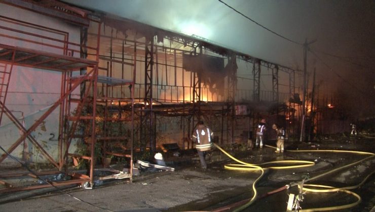 Küçükçekmece’de gençlik lokalinde yangın: Bin metrekare alan küle döndü