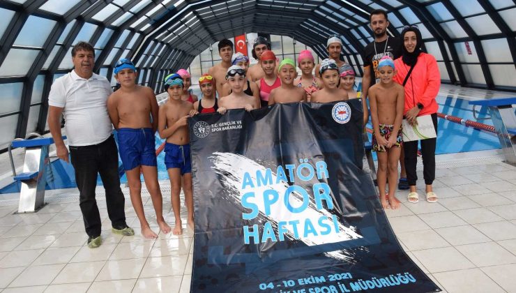 Kumluca’da yüzme yarışı düzenlendi