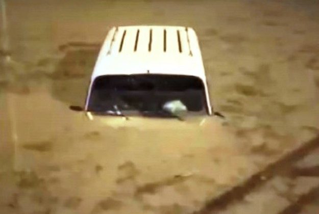 Kuşadası sağanak yağışa teslim oldu