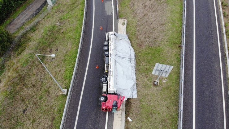 Kuzey Marmara Otoyolunda iplik yüklü tır devrildi: 2 yaralı
