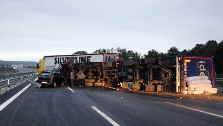 Devrilen kamyon 4 şeridi de ulaşıma kapattı