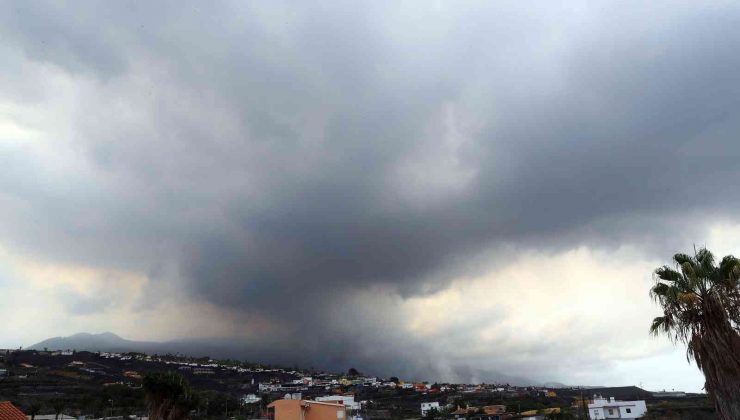 La Palma’da yanardağdan akan lav çimento fabrikasını yaktı