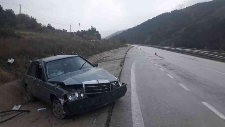 Lastiği patlayan otomobil su tahliye kanalına çarptı: 4 yaralı