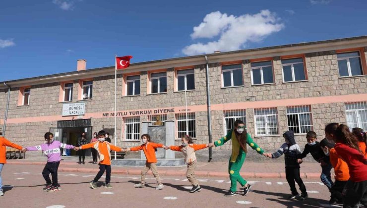 Lise öğrencileri ilkokuldaki miniklere pasta yapıp, ebru sanatını öğretti