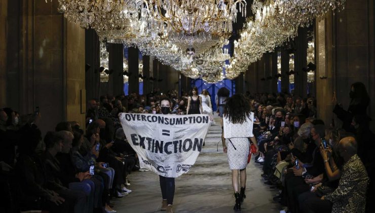 Louis Vuitton defilesinde “Aşırı Tüketim” protestosu