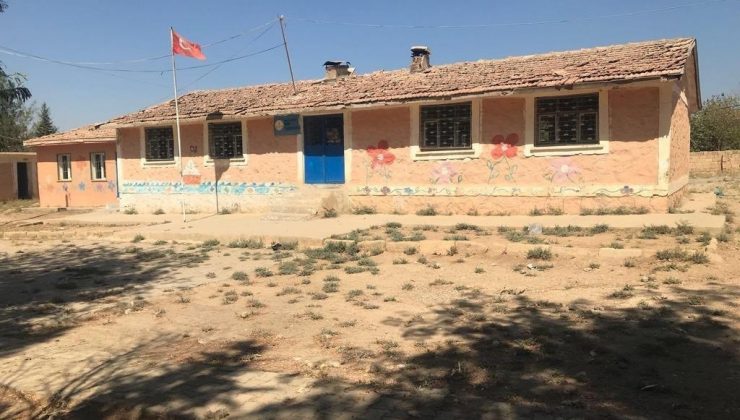 Mahalleli 57 yıllık okulun yerine yenisini istiyor