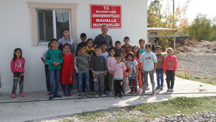 Malazgirt’te kırtasiye malzemesi dağıtımı