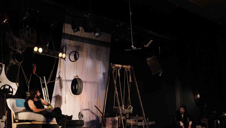 Maltepe’de hukukçular bu kez adliyede değil tiyatro sahnesindeydi