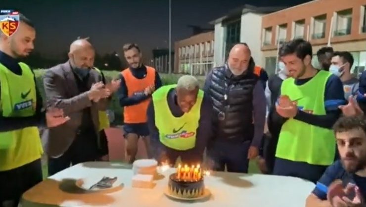 Mame Baba Thiam’a antrenman sonrası sürpriz doğum günü