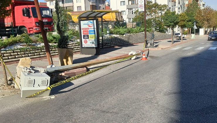 Manevra yapan tır çarptığı direği devirdi